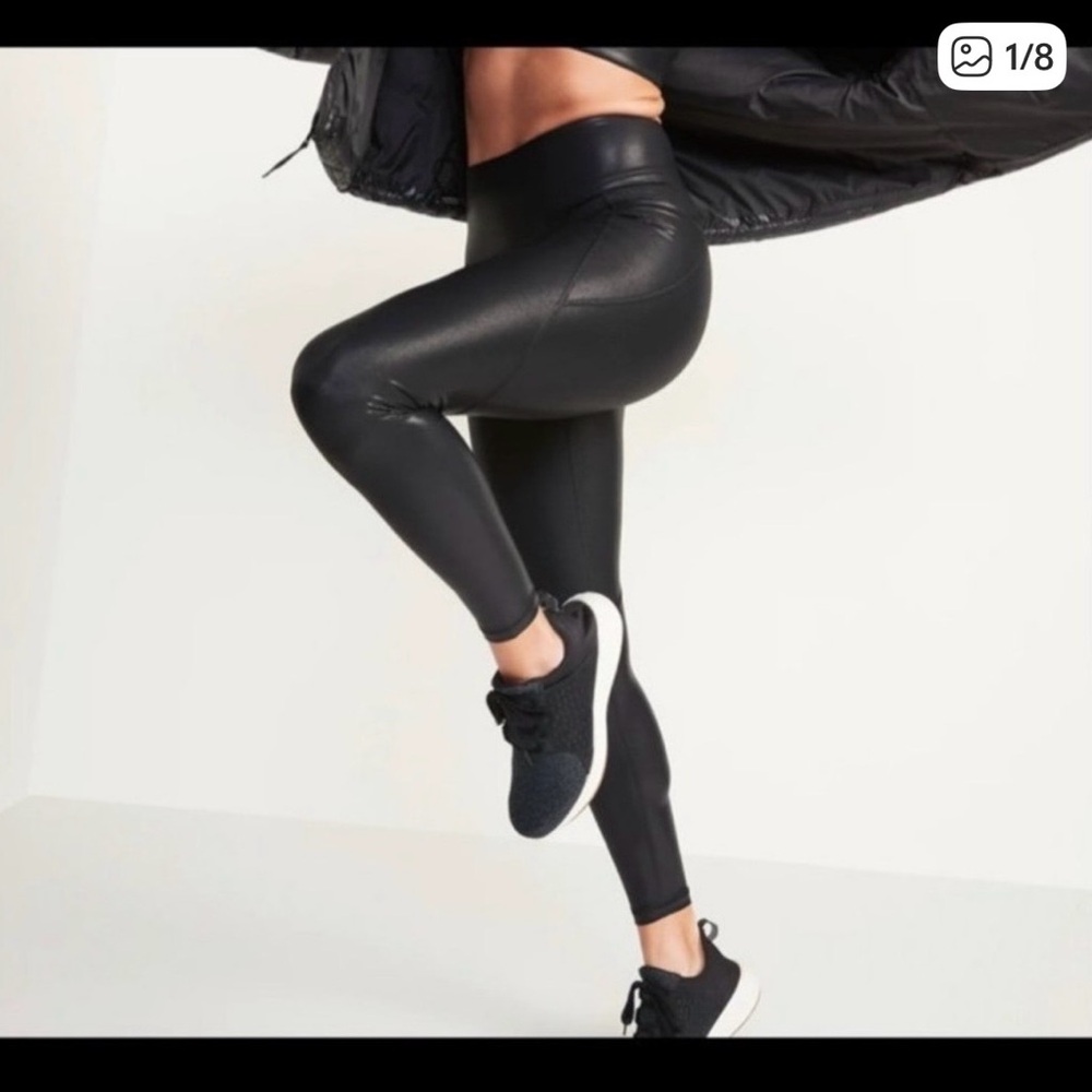 Old Navy Powersoft‎ pocket leggings Black Glitter. Size large.
